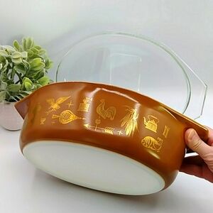 Pyrex Early American 2.5 Quart Casserole With Lid. Made in USA